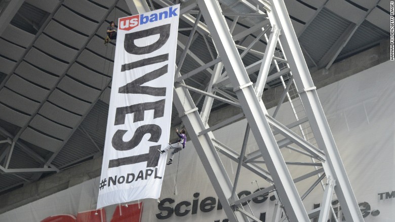 NoDAPL Water Protectors hang banner from rafters of Vikings game

(adsbygoogle = window.adsbygoogle || []).push({});
